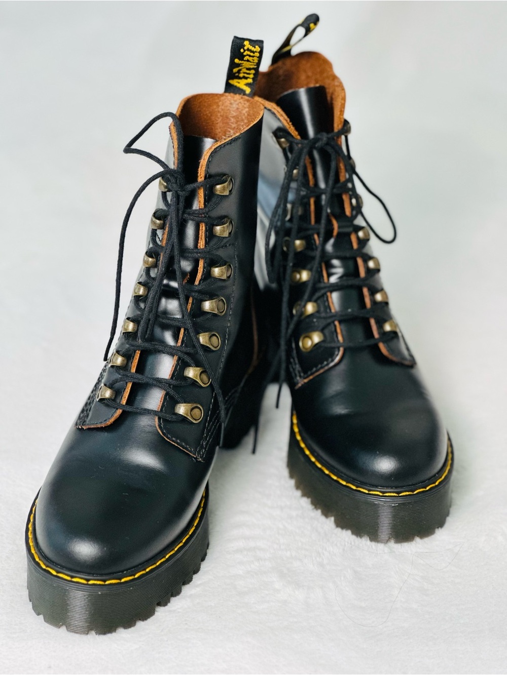 Dr. Martens Women’s Leona Heeled Boots Size 8 - Picture 2 of 11